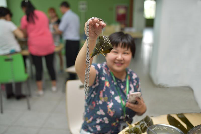3044am永利生物开展“端午佳节，欢乐包棕子”活动3